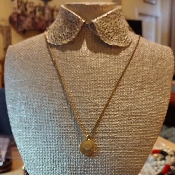 Elegant Gold Pendant Necklace - Picture 1 of 2